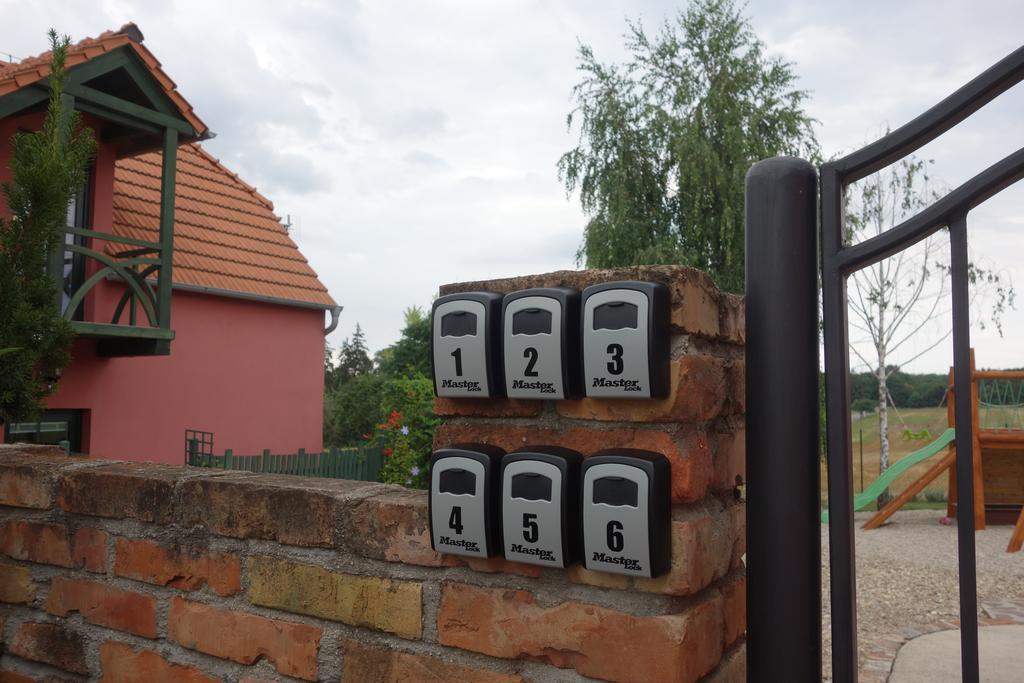 Penzion Na Lednicke Apartment Hlohovec Exterior photo